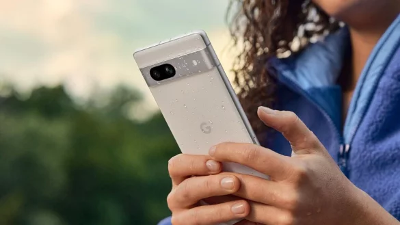 Die paar Tropfen: Google hat das Pixel 7a gegen das Eindringen von Staub und Wasser abgedichtet (IP67). - &copy; Grace Rivera/Google/dpa-tmn