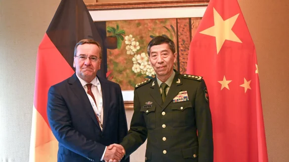 Bundesverteidigungsminister Boris Pistorius (SPD) trifft sich mit dem chinesischen Verteidigungsminister Li Shangfu in Singapur. - © Britta Pedersen/dpa