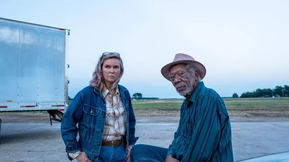 Die Truckerin Rose (Veronika Ferres) und Detective Gerick (Morgan Freeman) in einer Szene des Films &laquo;Paradise Highway&raquo;. - &copy; Nick Burchell/ZDF/dpa