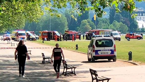 Polizisten und Rettungskr&auml;fte am Tatort in Annecy. - &copy; Florent Pecchio/L\\\'Essor Savoyard/AP/dpa