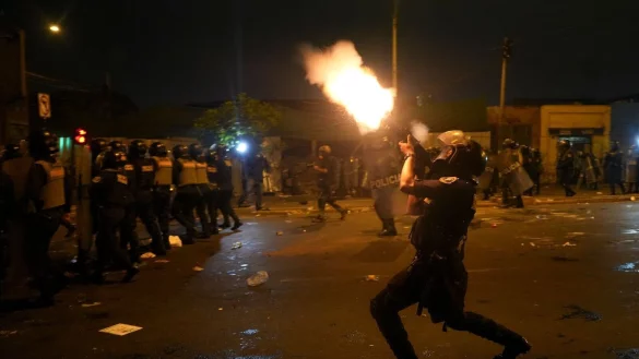 Bereitschaftspolizei feuert Tr&auml;nengas auf Regierungsgegner. - &copy; Guadalupe Pardo/AP/dpa