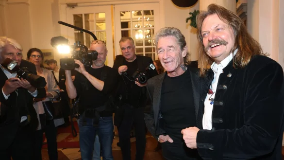 S&auml;nger Peter Maffay (2.v.r.) steht mit dem Musiker und Musikproduzenten Leslie Mandoki (r) bei dessen Geburtstagsfeier zusammen. - &copy; Karl-Josef Hildenbrand/dpa