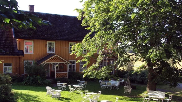 Blick auf das Bauernhofcaf&eacute; Gulburet. - &copy; Bernd F. Meier/dpa-tmn