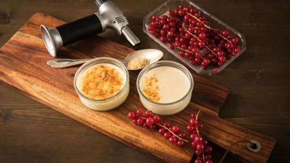 Wer mit einem Flambierbrenner den Zucker auf der Oberfl&auml;che einer Cr&egrave;me br&ucirc;l&eacute;e karamellisiert, kommt ohne Alkohol aus. - &copy; Christin Klose/dpa-tmn/Illustration