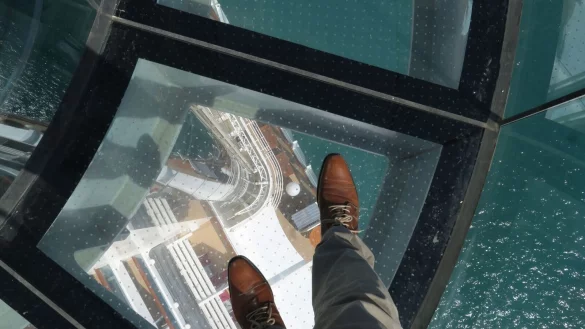 Nicht nach unten gucken - diesen Tipp zu befolgen, f&auml;llt bei einer Aussichtsplattform mit gl&auml;sernem Boden extrem schwer. - &copy; Michael Zehender/dpa-tmn/Archivbild