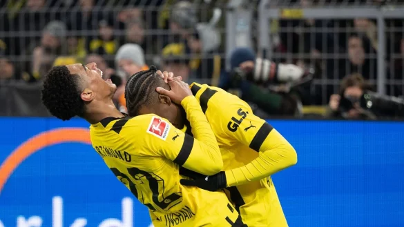 Dortmunds Jude Bellingham jubelt mit Jamie Bynoe-Gittens &uuml;ber das Tor zum 3:2. - &copy; Bernd Thissen/dpa