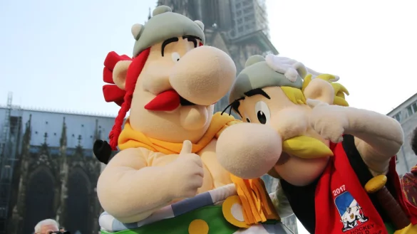 Die Figuren von Asterix und Obelix stehen am 16.03.2017 als Maskottchen der Eishockey-WM vor dem K&ouml;lner Dom. - &copy; Henning Schoon/dpa/Archivbild