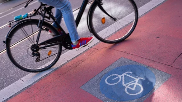 Ein Fahrradfahrer radelt auf einem Radweg. - &copy; Lennart Preiss/dpa