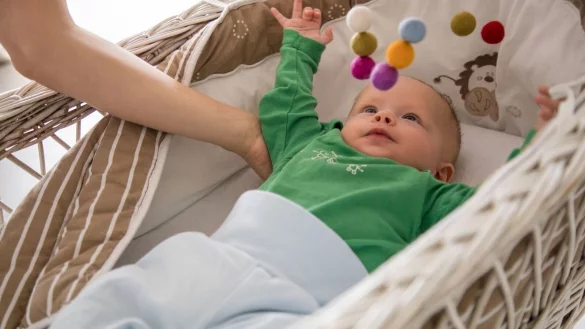 Eltern legen S&auml;uglinge am besten in ein eigenes Bett auf eine feste Unterlage - und zwar ohne Decke, Kissen oder Kuscheltiere. - &copy; Christin Klose/dpa-tmn