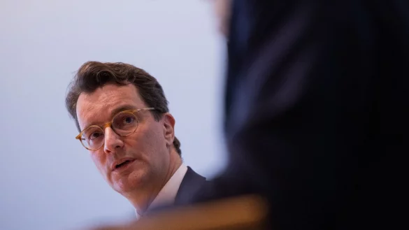 NRW-Ministerpräsident Hendrik Wüst (CDU) fordert angesichts der steigenden Flüchtlingszahlen mehr Unterstützung vom Bund. - © Rolf Vennenbernd/dpa