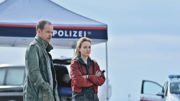 Luisa Hoffmann (Alina Fritsch) und Micha Oberl&auml;nder (Matthias Koeberlin) am Tatort. - &copy; Patrick Pfeiffer Konstanz/ZDF/dpa