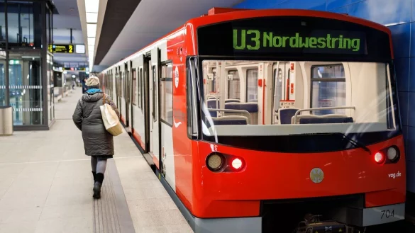 Der Trend der Zukunft: eine vollautomatische U-Bahn am U-Bahnhof Gro&szlig;reuth in N&uuml;rnberg. - &copy; Daniel Karmann/dpa