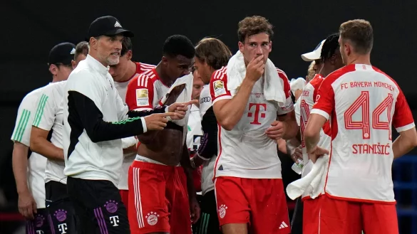 Bayern-Coach Thomas Tuchel (l) spricht mit seinen Spielern. In der Mitte Leon Goretzka, der aktuell nur zweite Wahl ist. - &copy; Shuji Kajiyama/AP/dpa