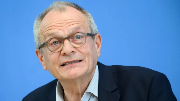 Ulrich Lilie, Präsident der Diakonie Deutschland, rückt in der Diskussion um die Kindergrundsicherung die mittel- und langfristigen Belastungen in den Fokus. - © Bernd von Jutrczenka/dpa