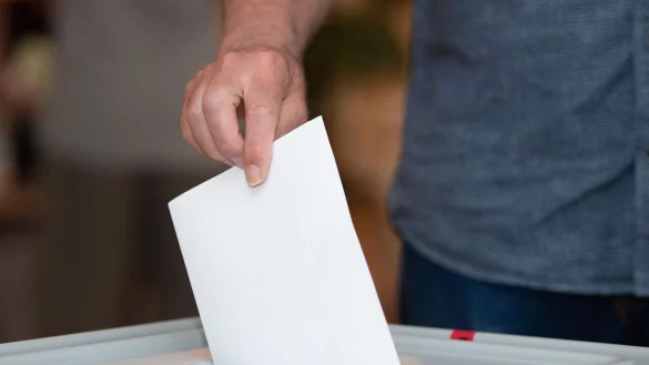Ein W&auml;hler wirft in einem Wahllokal seinen Stimmzettel in die Wahlurne. - &copy; Sebastian Kahnert/dpa-Zentralbild/dpa/Symbolbild