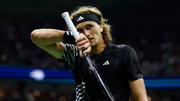 Steht in Peking im Achtelfinale: Alexander Zverev. - © Jason DeCrow/AP/dpa