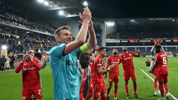 Leverkusens Torwart Lukas Hradecky freut sich auf das R&uuml;ckspiel gegen Rom. - &copy; Federico Gambarini/dpa