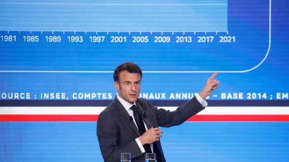 Frankreichs Pr&auml;sident Emmanuel Macron k&uuml;ndigt unter anderem vereinfachte Kredite f&uuml;r Zukunftstechnologien an. - &copy; Yoan Valat/EPA/AP/dpa