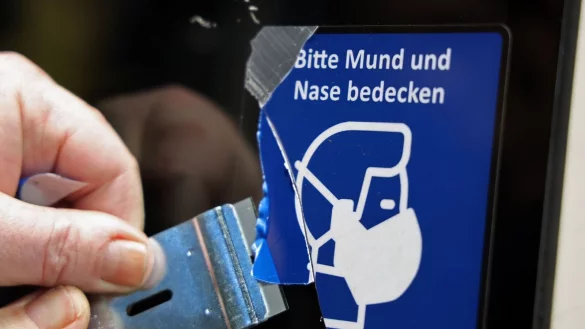 Trotz wegfallender Corona-Ma&szlig;nahmen r&auml;t das RKI auch weiterhin dazu, sich vor Ansteckungen zu sch&uuml;tzen: Man solle zum Beispiel zu Hause bleiben, wenn man krank ist, in Innenr&auml;umen Maske tragen und h&auml;ufig l&uuml;ften. - &copy; Bernd W&uuml;stneck/dpa