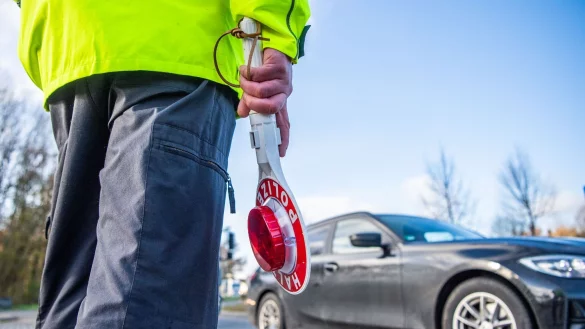 Ein Polizist ist bereit f&uuml;r eine Kontrolle. - &copy; Lino Mirgeler/dpa