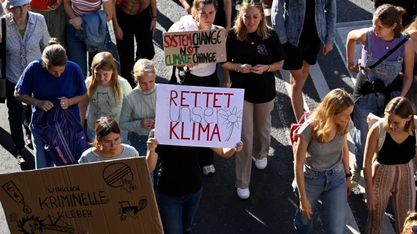 Mehrere tausend Demonstranten fordern eine bessere Klimapolitik. - © Roberto Pfeil/dpa