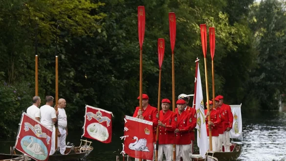 Die Tradition des &laquo;Swan Upping&raquo; reicht mehrere Jahrhunderte zur&uuml;ck. - &copy; Aaron Chown/PA Wire/dpa