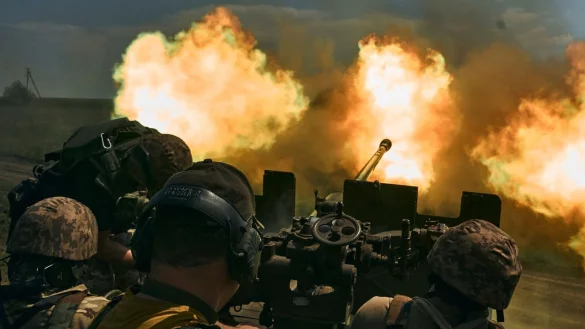 Ukrainische Soldaten feuern eine Kanone in der N&auml;he von Bachmut ab. - &copy; LIBKOS/AP/dpa