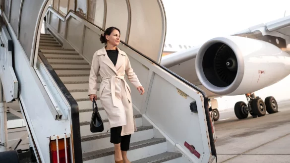 Au&szlig;enministerin Annalena Baerbock steigt aus der Regierungsmaschine. - &copy; Sina Schuldt/dpa