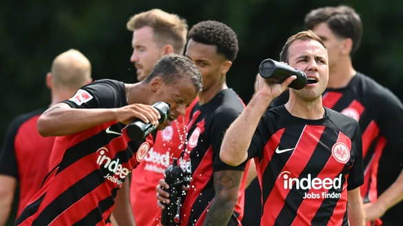 Mario G&ouml;tze (r) blickt mit Vorfreude auf die neue Saison. - &copy; Arne Dedert/dpa