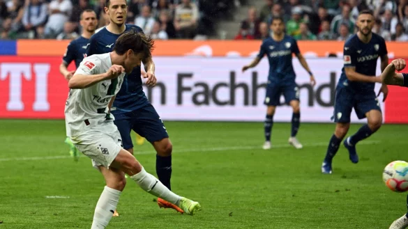 M&ouml;nchengladbachs Jonas Hofmann (l) trifft zum 1:0. - &copy; Federico Gambarini/dpa