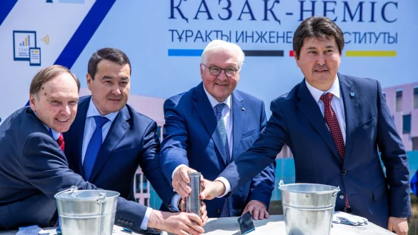 Bundespr&auml;sident Frank-Walter Steinmeier (2.v.r) bei der Grundsteinlegung f&uuml;r das Deutsche Institut f&uuml;r nachhaltige Ingenieurwissenschaften in Aktau. - &copy; Jens B&uuml;ttner/dpa