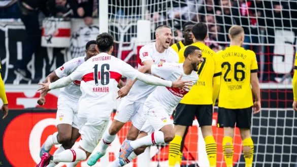 Stuttgarts Josha Vagnoman (M) jubelt nach seinem Tor zum 2:2 mit der Mannschaft. - &copy; Tom Weller/dpa