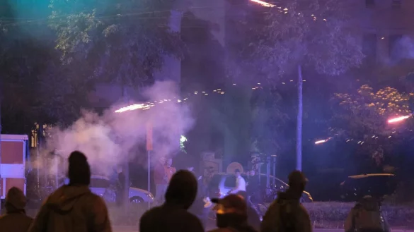 Autonome z&uuml;nden Pyrotechnik. - &copy; Sebastian Willnow/dpa