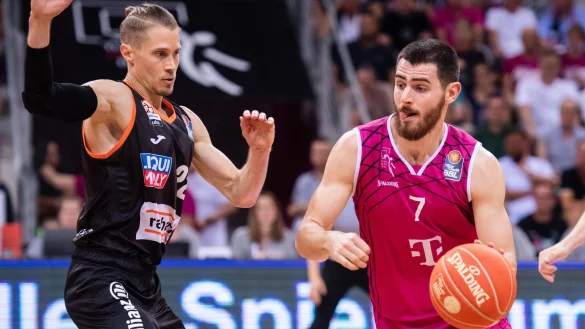 Bonns Sebastian Herrera (r) und Ulms Thomas Klepeisz k&auml;mpfen um den Ball. - &copy; Marius Becker/dpa