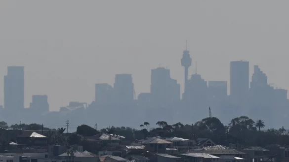 &Uuml;ber Teilen der australischen Metropole Sydney h&auml;ngt eine Qualmglocke. - &copy; Dean Lewins/AAP/dpa