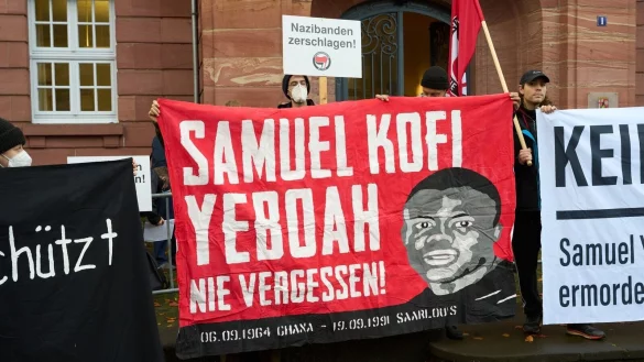 Der Asylbewerber Samuel Yeboah aus dem westafrikanischen Ghana wurde bei dem Anschlag get&ouml;tet. Beim Auftakt des Prozesses 2022 machen Demonstranten darauf aufmerksam. - &copy; Thomas Frey/dpa