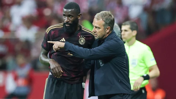 Bundestrainer Hansi Flick (r) gibt Deutschlands Antonio Rüdiger taktische Anweisungen. - © Christian Charisius/dpa