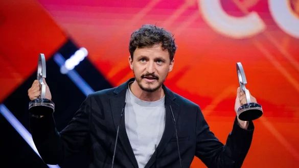 Tommi Schmitt steht bei der Verleihung des &laquo;Deutschen Comedypreises&raquo; auf der B&uuml;hne. - &copy; Rolf Vennenbernd/dpa/Archivbild