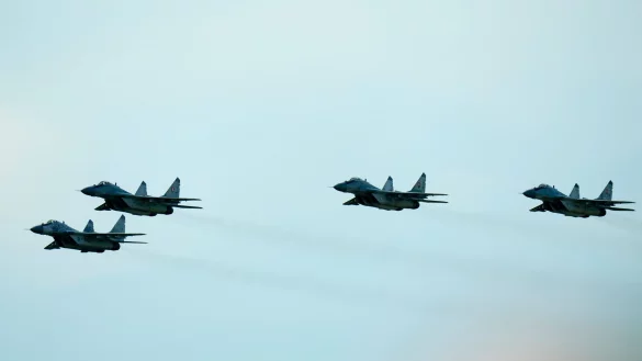 Kampfjets vom Typ MiG-29 fliegen w&auml;hrend einer Flugshow in der Slowakei &uuml;ber einen Flughafen. - &copy; Petr David Josek/AP