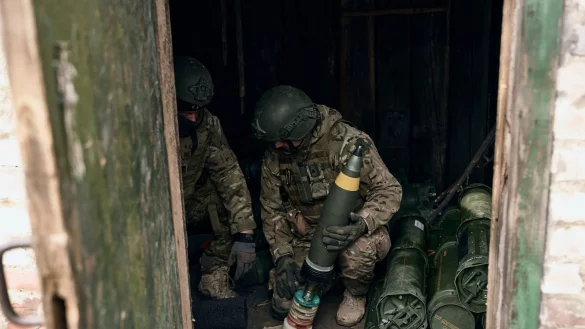 Freiwillige Soldaten bereiten sich auf das Feuer auf russische Stellungen vor. - &copy; -/Libkos/AP/dpa