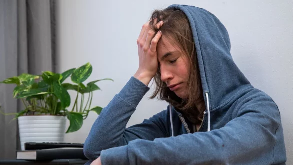 Ein dicker Sch&auml;del, der es kaum m&ouml;glich macht, sich zu konzentrieren: Viele Menschen sind von Spannungskopfschmerz betroffen, ein Teil sogar regelm&auml;&szlig;ig. - &copy; Christin Klose/dpa-tmn