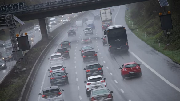 Autos fahren auf der Autobahn 1 bei K&ouml;ln L&ouml;venich. - &copy; Thomas Banneyer/dpa
