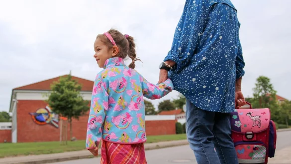 Noch Hand in Hand: Doch wie und wann lernen Kinder am besten, den Schulweg auch allein zu gehen? - &copy; Mascha Brichta/dpa-tmn