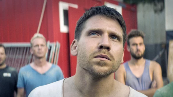 Rainer (Hanno Koffler) darf doch nicht die Bauleitung &uuml;bernehmen, sondern muss sich als Bauarbeiter f&uuml;gen. - &copy; SWR/kurhaus production/Arte/dpa