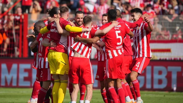 Kommende Saison in der Königsklasse: Unions Spieler jubeln nach Spielende. - © Soeren Stache/dpa