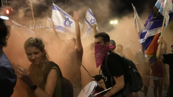 Mit Trommeln und Flaggen: Israelis demonstrieren gegen die Regierungspl&auml;ne zur &Uuml;berarbeitung des Justizsystems. - &copy; Mahmoud Illean/AP/dpa