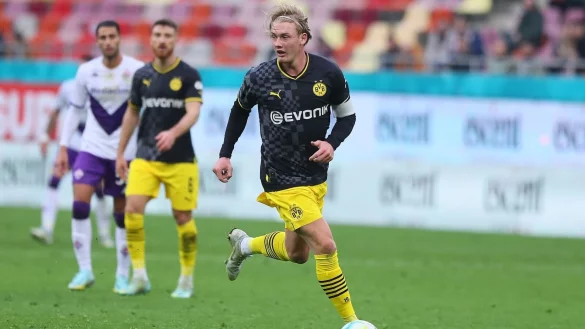 Dortmunds Julian Brandt freut sich &uuml;ber die R&uuml;ckkehr von Mannschaftskollege Sebastien Haller. - &copy; Stefan Constantin/dpa