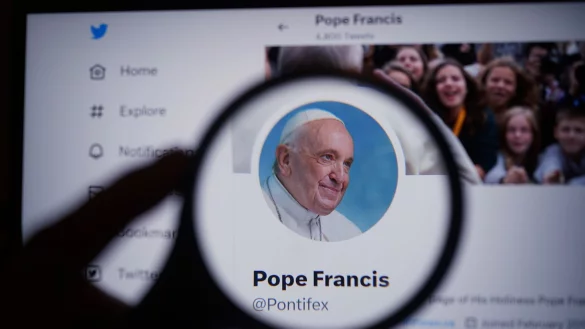 Selbst Papst Franziskus wurde das blaue H&auml;kchen genommen - er ist offenbar kein zahlender Abo-Kunde. - &copy; Yui Mok/PA Wire/dpa