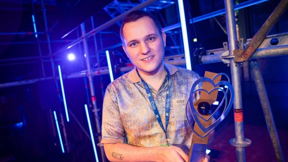 Regisseur Max Gleschinski mit seinem em Max Oph&uuml;ls Preis f&uuml;r seinen Film "Alaska". - &copy; Oliver Dietze/dpa