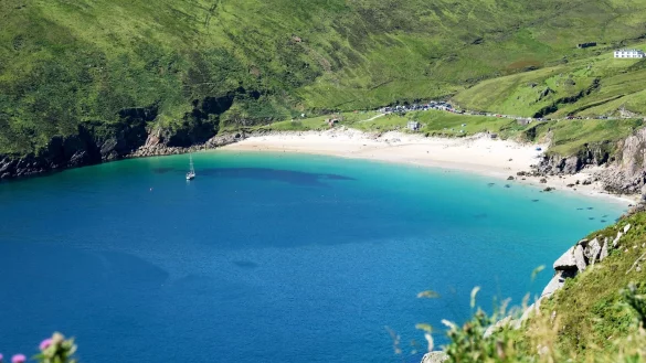 Karibik? Nein, Irland! Der Blick hinab in die Keem Bay ist atemberaubend, vor allem bei Sonnenschein. - &copy; Mareike Graepel/dpa-tmn
